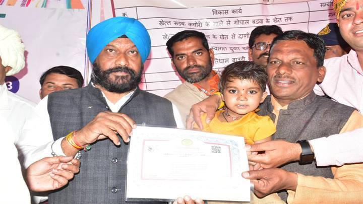 सड़कों के बिना गाँव का विकास संभव नहीं : मंत्री श्री डंग